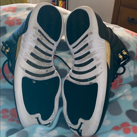 Jordan’s 12 size 9 - Picture 4 of 5